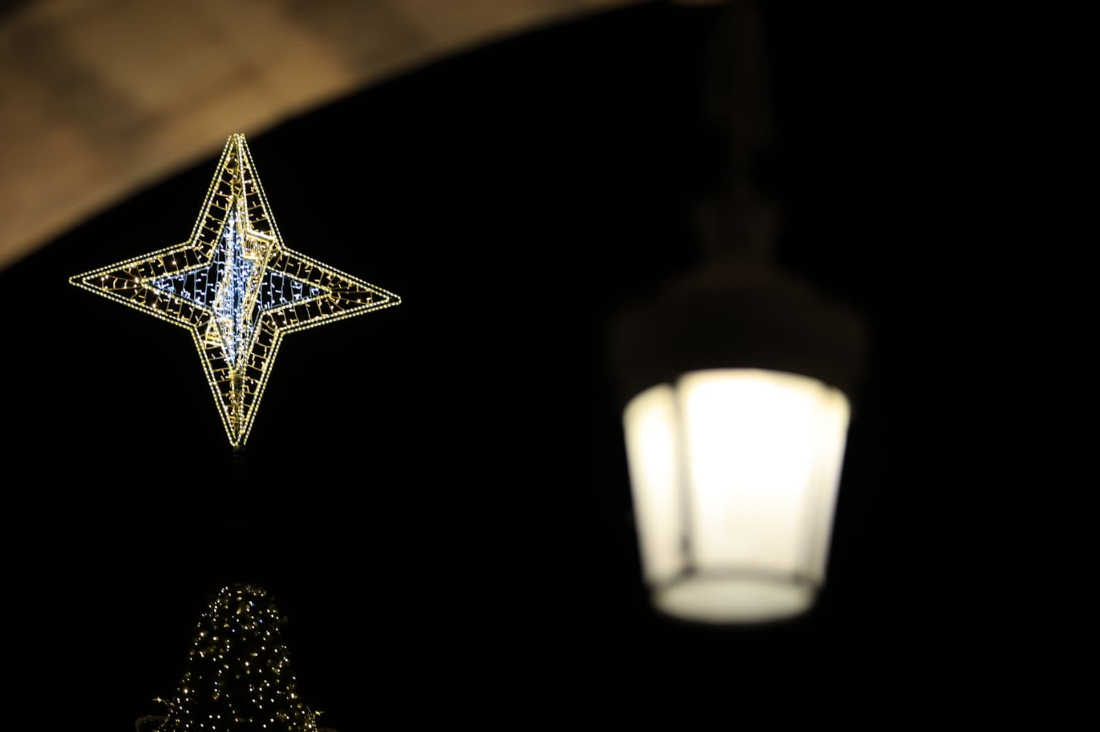 La Navidad ya deslumbra en Salamanca con luces, árbol y videomapping