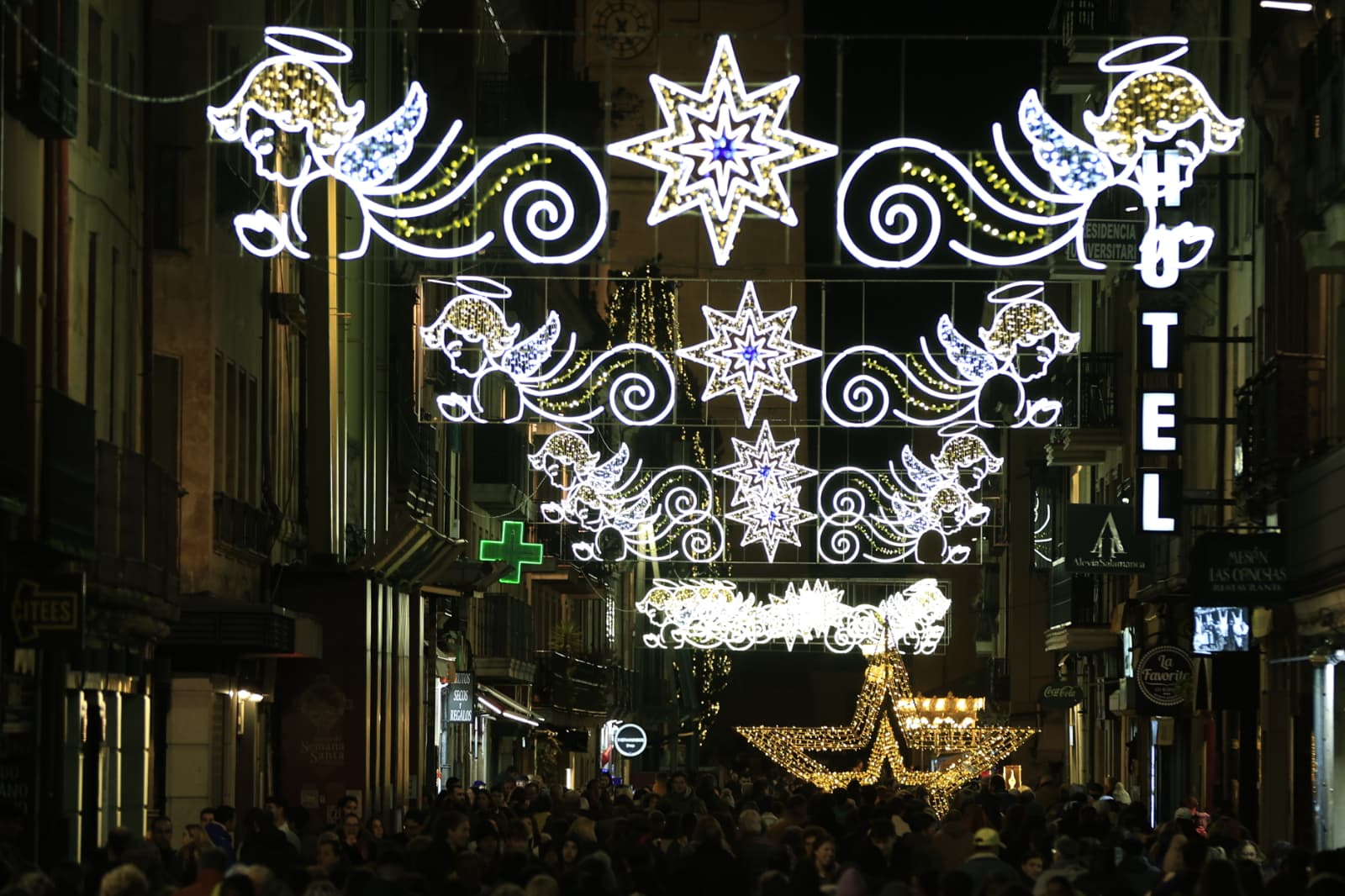 La Navidad ya deslumbra en Salamanca con luces, árbol y videomapping