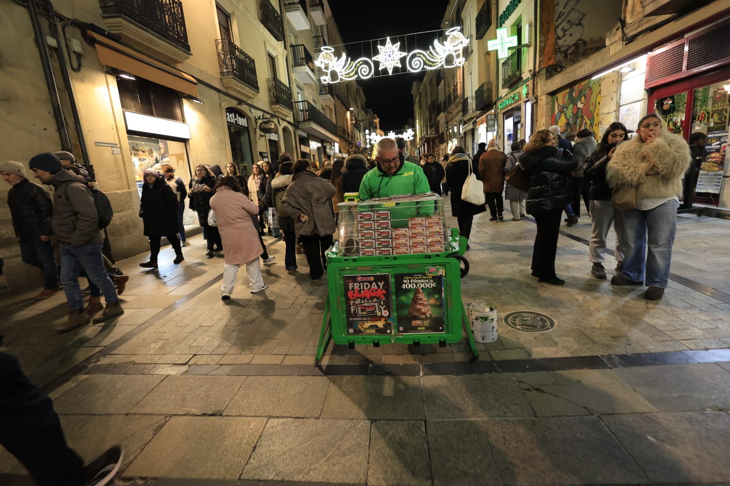 La Navidad ya deslumbra en Salamanca con luces, árbol y videomapping
