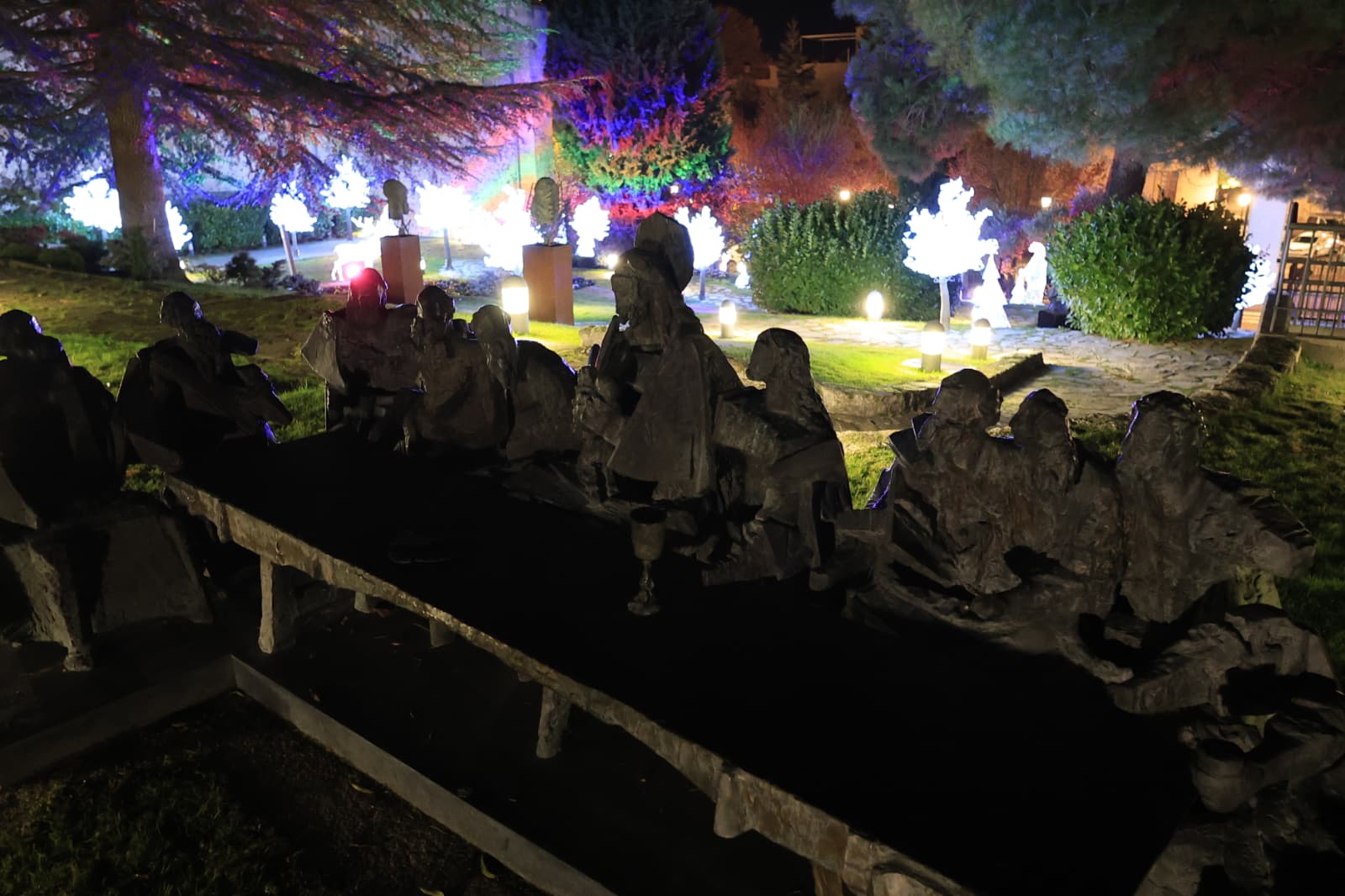 La Navidad ya deslumbra en Salamanca con luces, árbol y videomapping