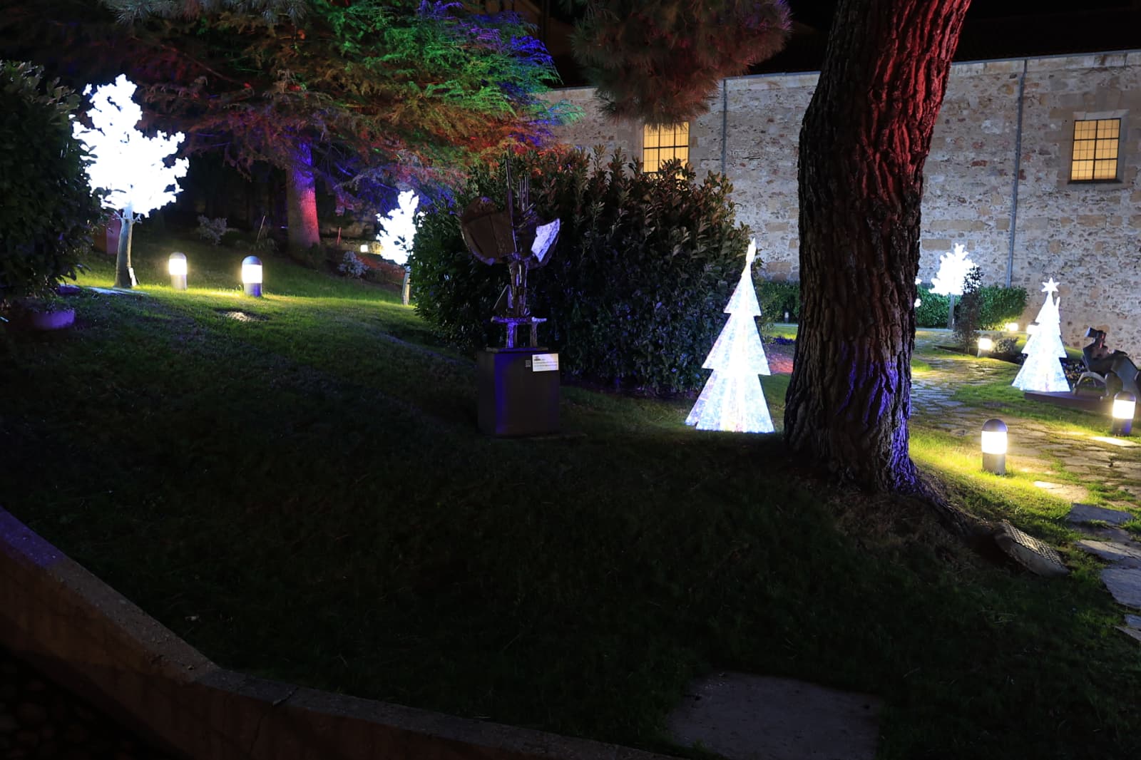 La Navidad ya deslumbra en Salamanca con luces, árbol y videomapping