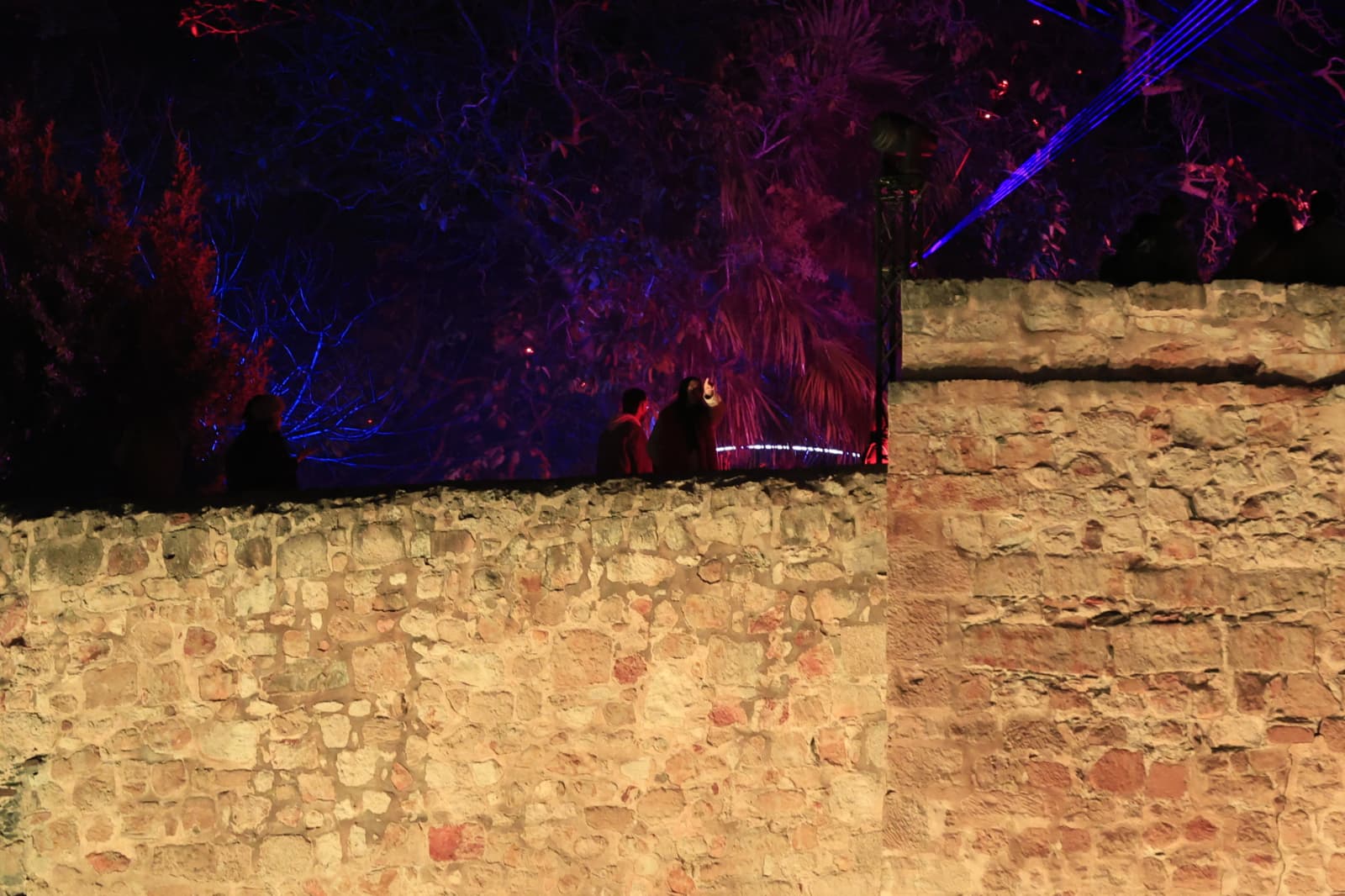 La Navidad ya deslumbra en Salamanca con luces, árbol y videomapping