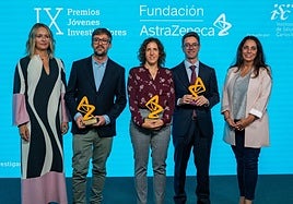 Miguel Estravís Sastre y sus compañeros reciben el premio Jóvenes Investigadores en la categoría 'Respiratorio e Inmunología'.