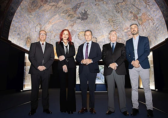 La bióloga y astronauta, Sara García, acompañada por el rector, Juan Manuel Corchado; por el vicerrector de Investigación, José Miguel Mateos Roco; Román Álvarez y Juan José Díez de Alumni-USAL.