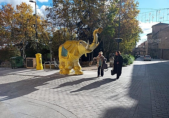 Elefante de Oriente en la plaza de Colón