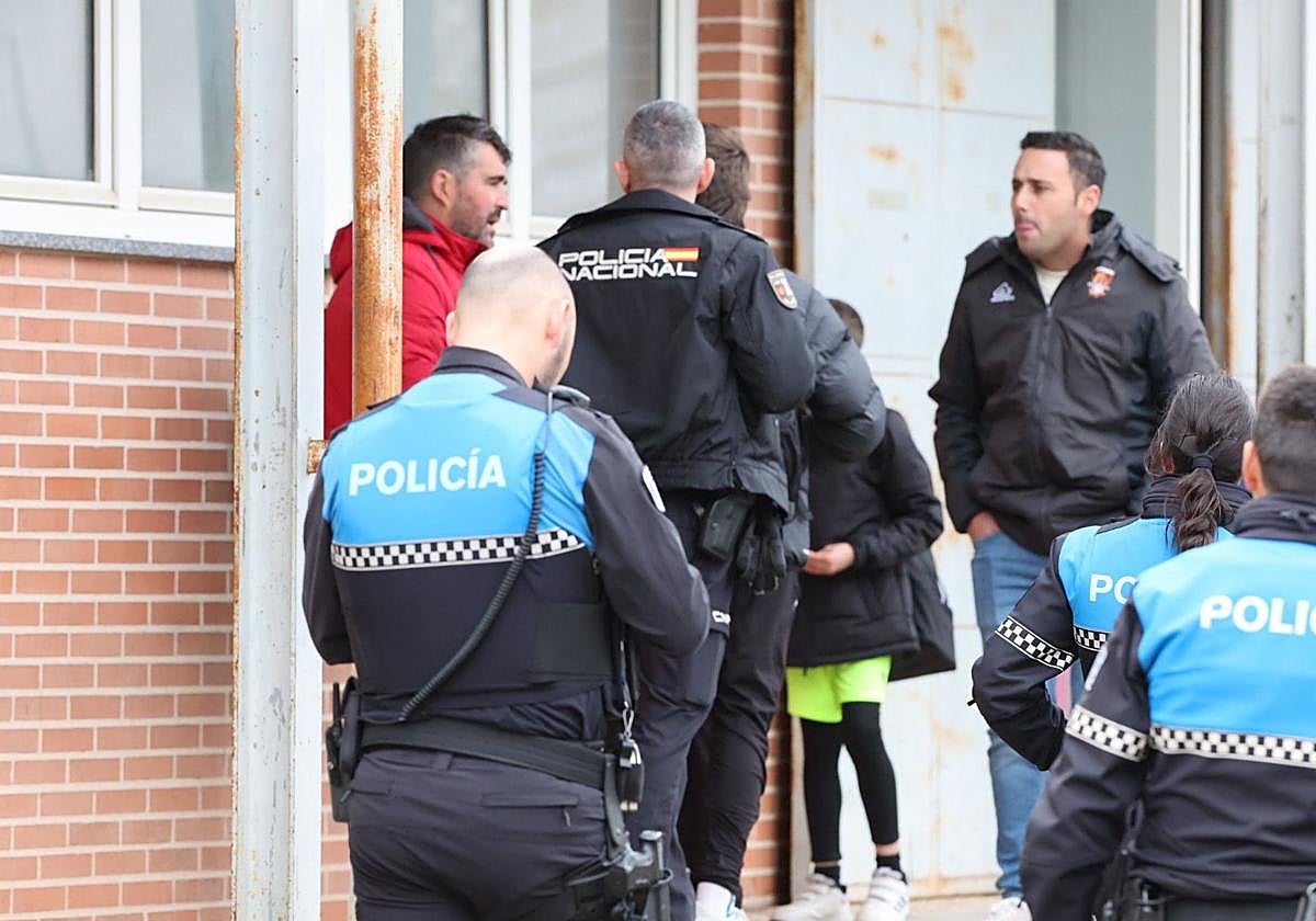 Policía Local y Policía Nacional en el campo de fútbol de los hechos