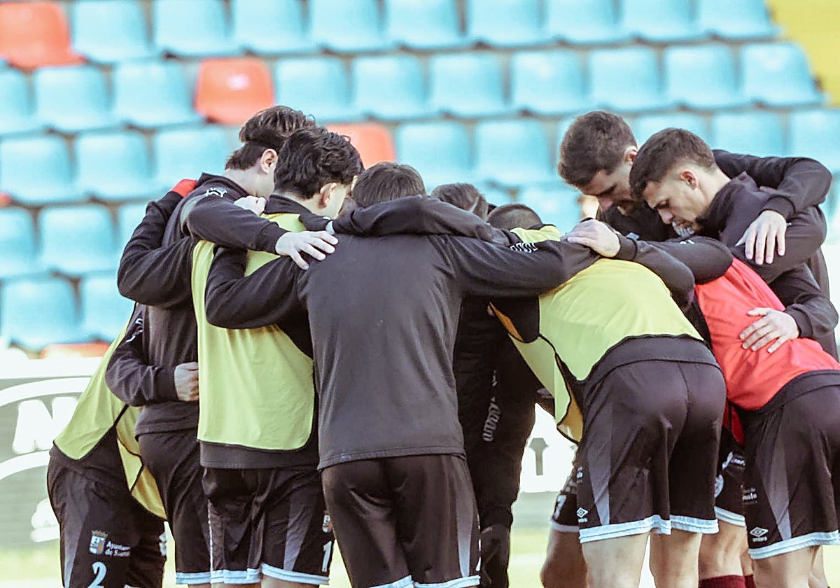 El equipo local, durante el calentamiento de este domingo en el estadio