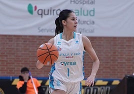 Claudia Soriano, dirigiendo a su equipo en la pista de Murcia este domingo