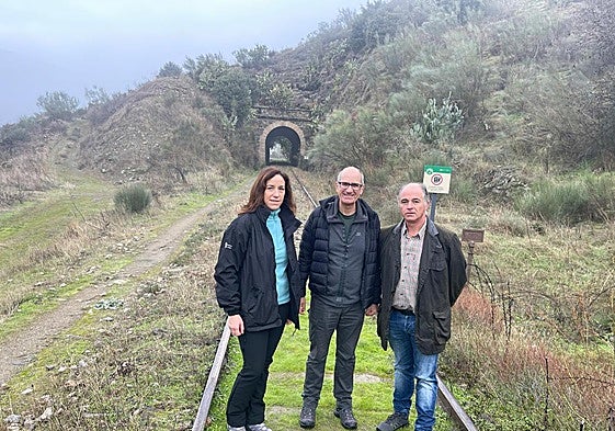 El presidente de la Diputación y otros diputados y alcaldes, presenta el recorrido corto del Camino de Hierro.