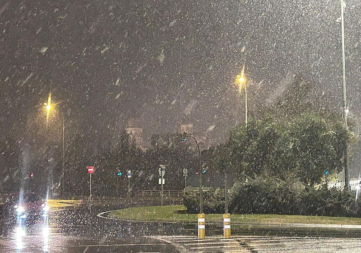 Una fuerte nevada en Salamanca sorprende a la capital y la cubre con gruesos copos