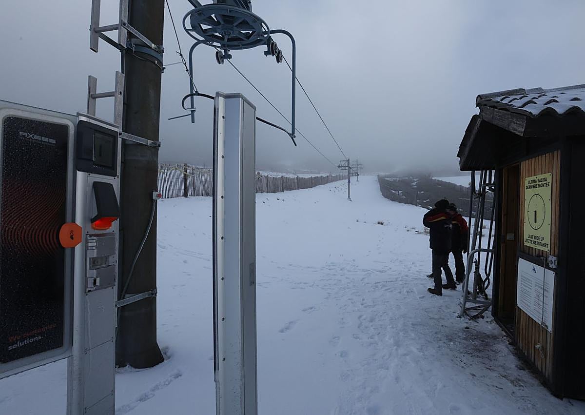 Imagen secundaria 1 - Pistas de debutantes, acceso electrónico y señal de una de las pistas.