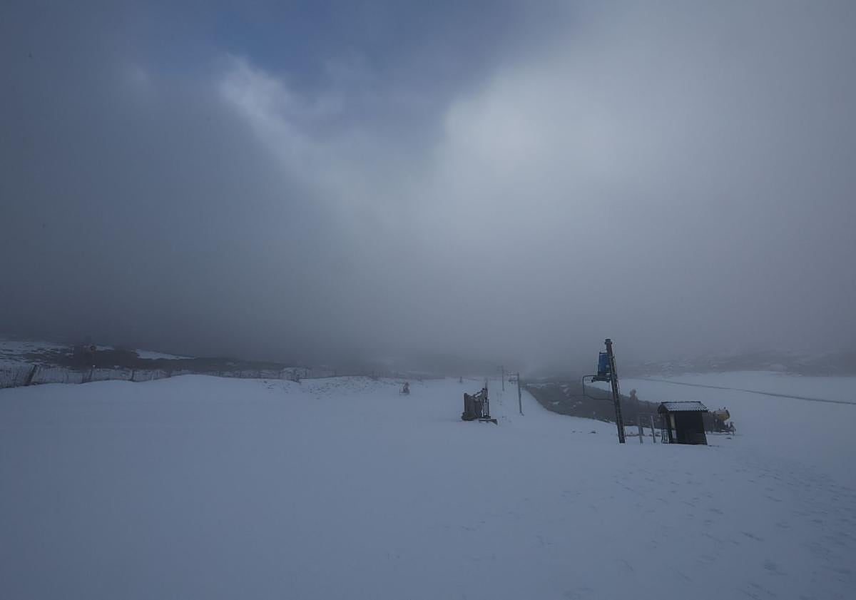 Imagen principal - Pistas de debutantes, acceso electrónico y señal de una de las pistas.