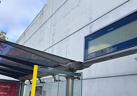 Pantalla apagada de una de las marquesinas de autobús de Salamanca
