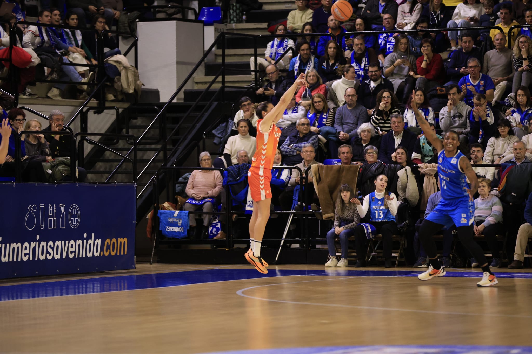 El partido entre Avenida y Valencia Basket, en imágenes