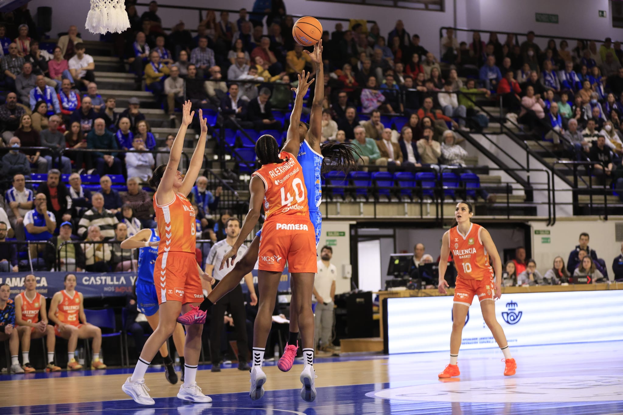 El partido entre Avenida y Valencia Basket, en imágenes