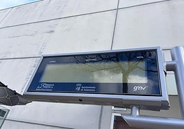 Apagón en las pantallas de las marquesinas de autobús