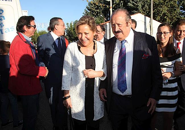 El día de su homenaje en Aldearrodrigo, con la vicepresidenta de la Junta, Rosa Valdeón.