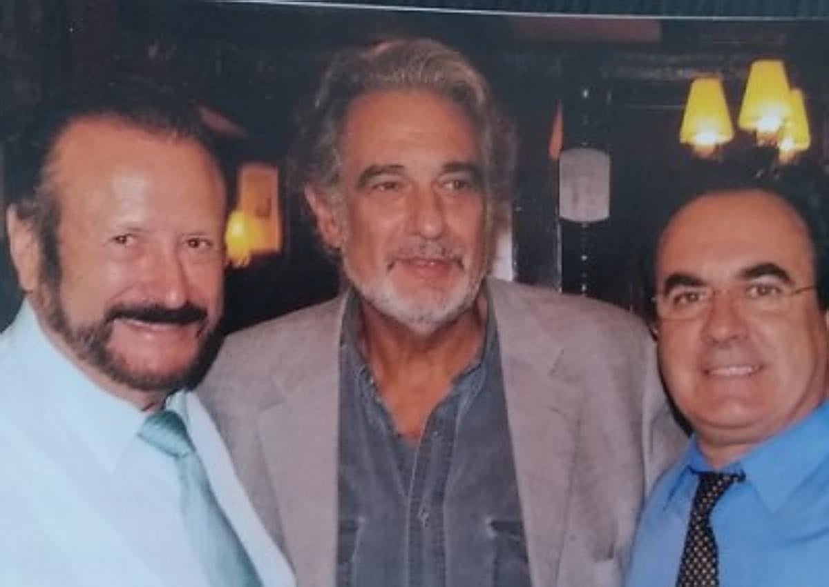 Imagen secundaria 1 - Un joven Silvestre, en la barra; con Plácido Domingo; y en los primeros años.