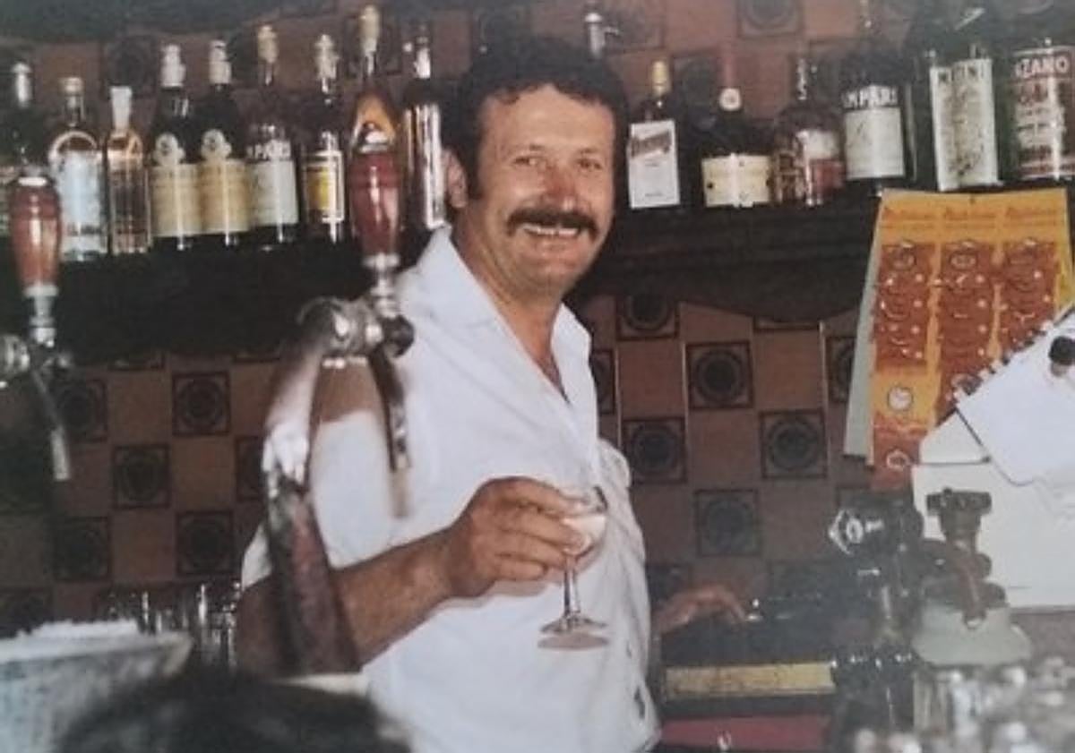 Imagen principal - Un joven Silvestre, en la barra; con Plácido Domingo; y en los primeros años.