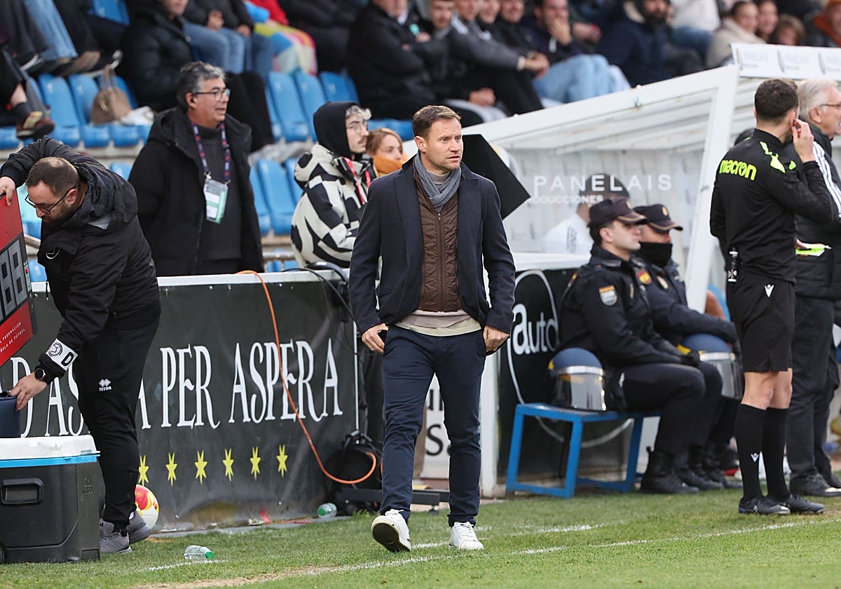 Mario Simón dirige a su equipo durante el partido ante la Ponferradina