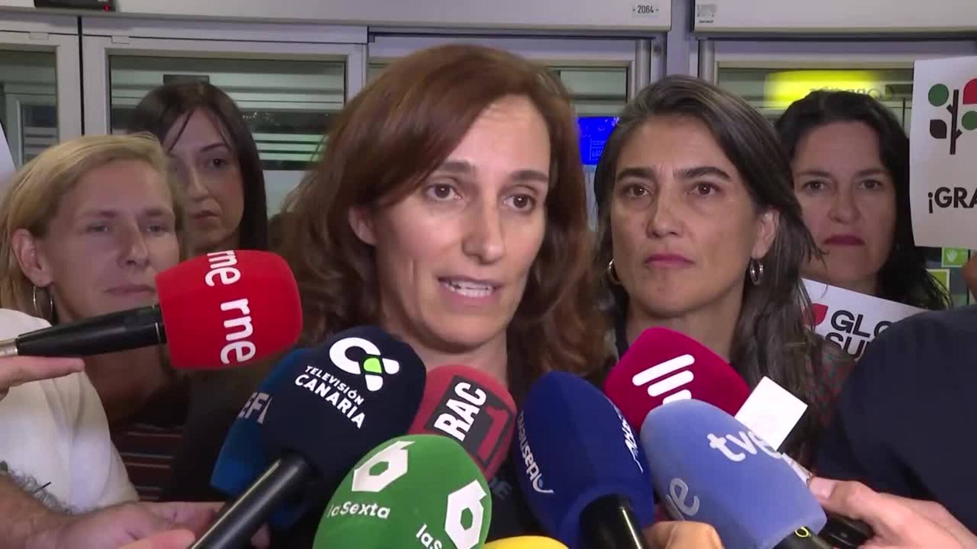 Mónica García traslada en Barajas su "calor y apoyo" a los tripulantes de la flotilla