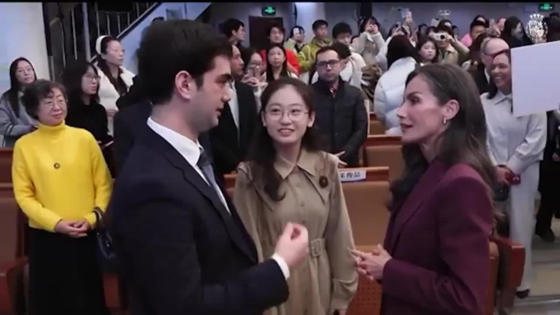 La Reina Letizia arrasa en su adiós a China: homenaje a la moda española con su look fetiche