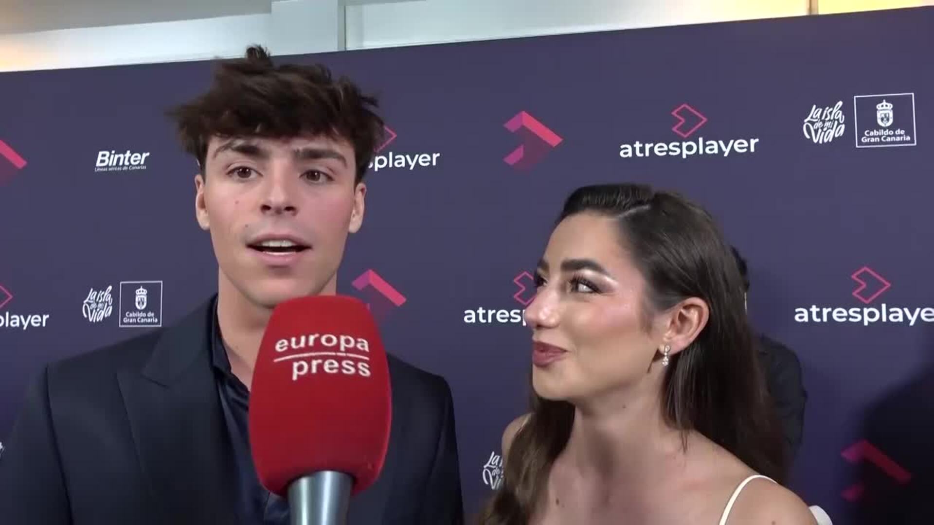 Lola Lolita y Alonso López derroche de amor en su primer posado ante las cámaras