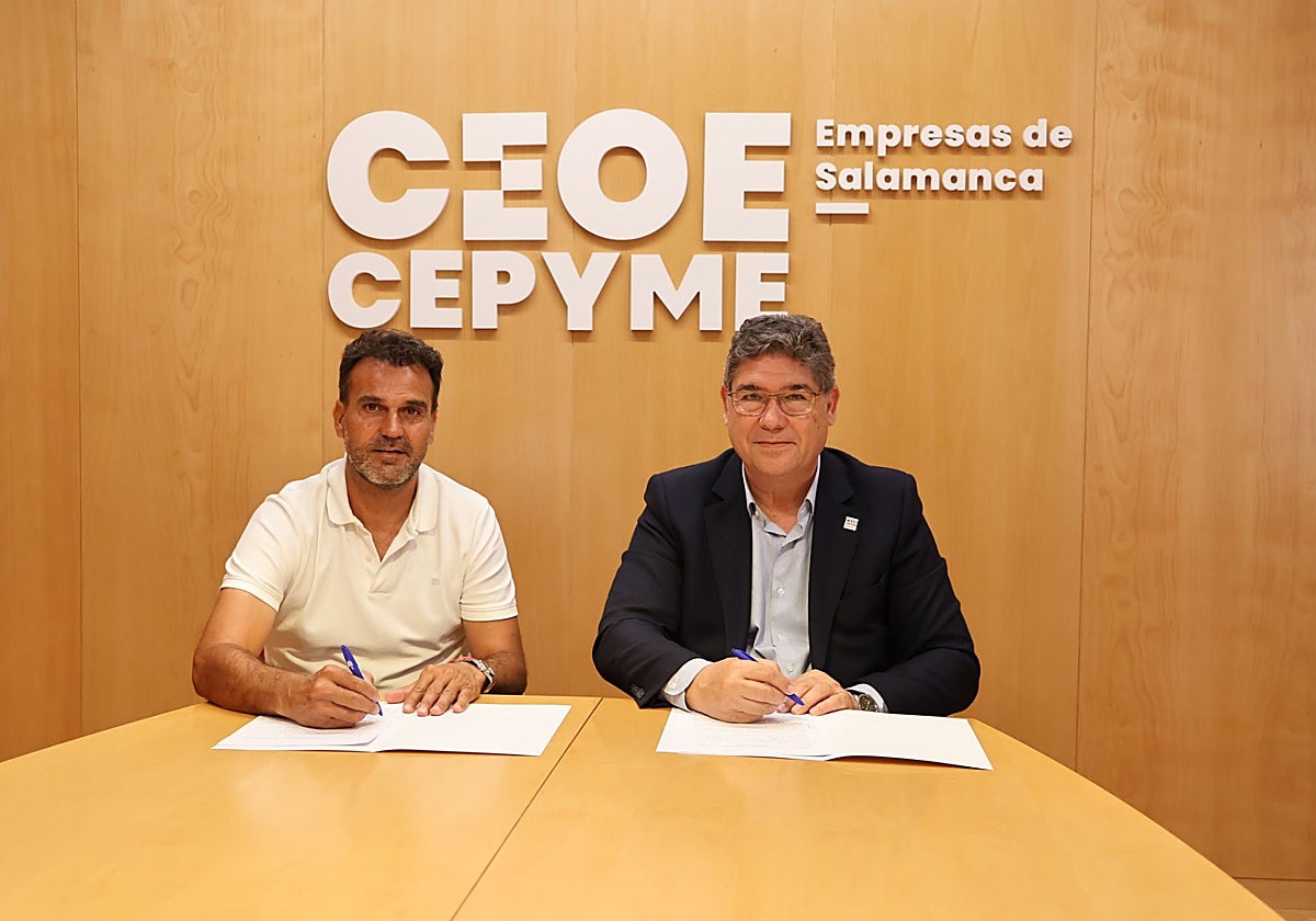El presidente de CEOE CEPYME Salamanca, Paulino Benito, y el presidente de ASFERSA, Ángel Lerma, en la firma del convenio.