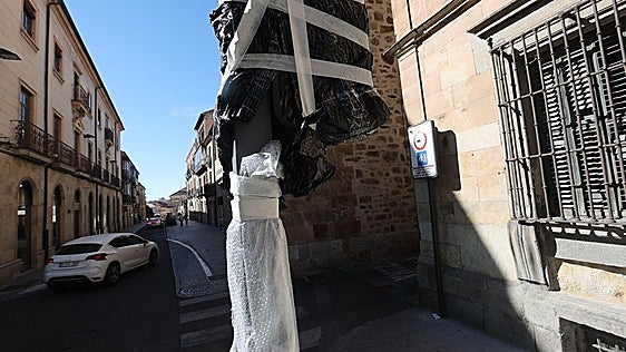 El nuevo semáforo especial en el centro de Salamanca que se pondrá en rojo cada vez que el bus gire rozando un palacio