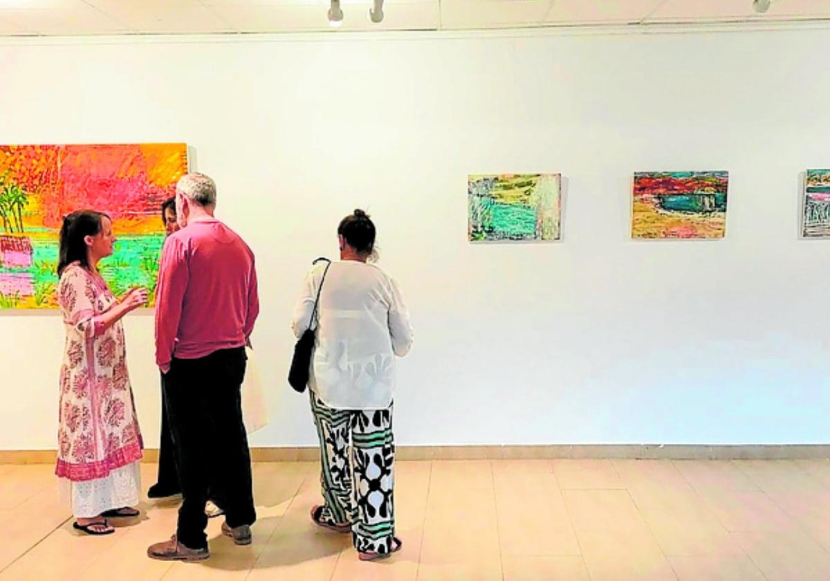 Annabel Keatley (l.) im Gespräch mit Besuchern.