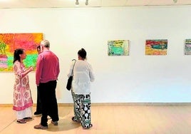 Annabel Keatley (l.) im Gespräch mit Besuchern.