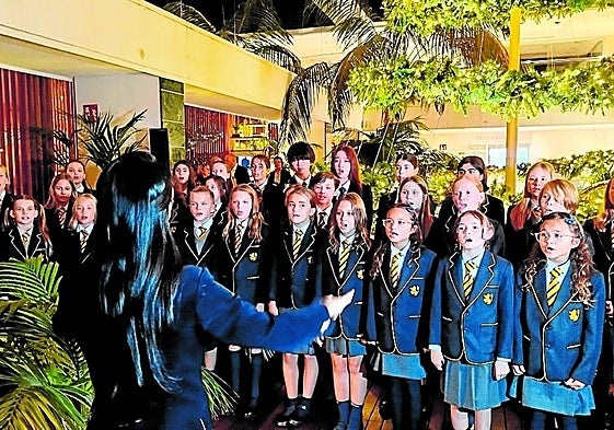 40 Kinder der Marbella British School sangen am 28. November Weihnachtslieder.