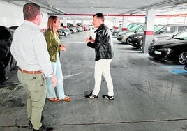 Ó. Medina (r.) bei der Begutachtung der Videoüberwachung.