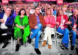 Pedro Sánchez, Ehefrau Begoña Gómez und PSOE-Führungsmitglieder am Sonntag in Sevilla.