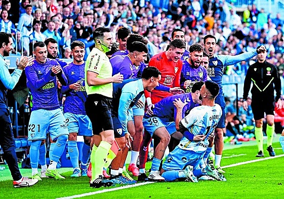 Málagas Bank freut sich mit Torschütze Dioni über die Führung.