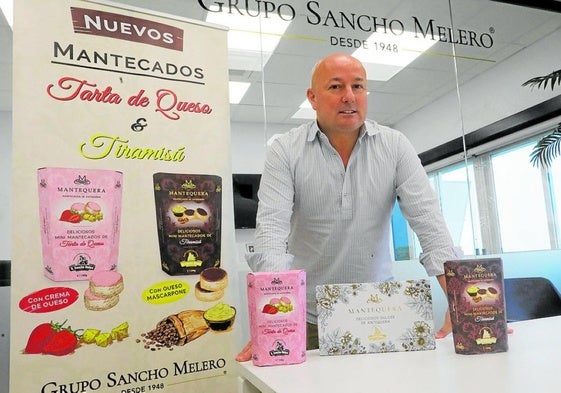 Firmenchef Ángel Sancho-Melero mit den Neuprodukten für die Weihnachtskampagne.
