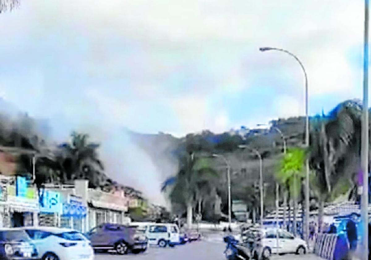 Rohrbruch verursacht 20 Meter hohen Geysir am Burriana-Strand in Nerja