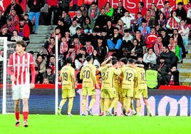 Málagas Spieler freuen sich mit Roko Baturina über sein erstes Tor für den FC Málaga.