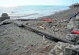 Schäden am Abwassersystem an einem der Strände von San Pedro Alcántara nach einem Sturm.
