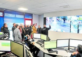 In Echtzeit werden die Rettungskräfte über die Situation informiert .