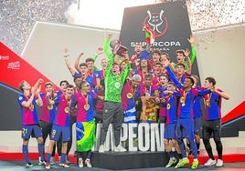 Der schwer am Knie verletzte Barça-Kapitän Marc-André Ter Stegen nahm die Trophäe in Empfang.