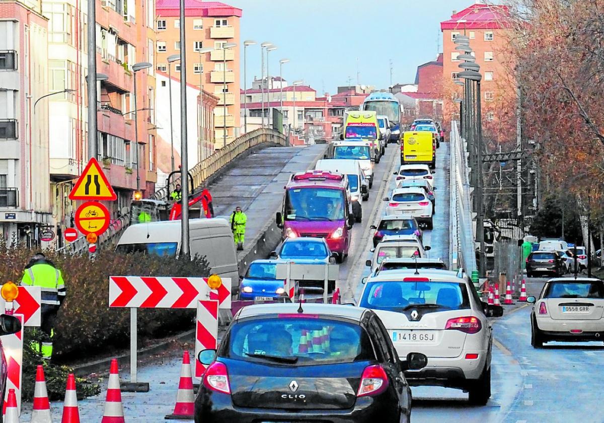 Dichter Verkehr und Bauarbeiten in Valladolid: Lärm und Verschmutzung gehen Hand in Hand.