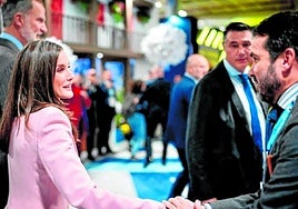 Königin Letizia begrüßt Málagas Tourismusstadtrat Jacobo Florido.