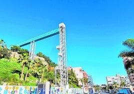 Blick auf den Aufzug im Park La Batería, von der Avenida Carlota Alessandri aus.