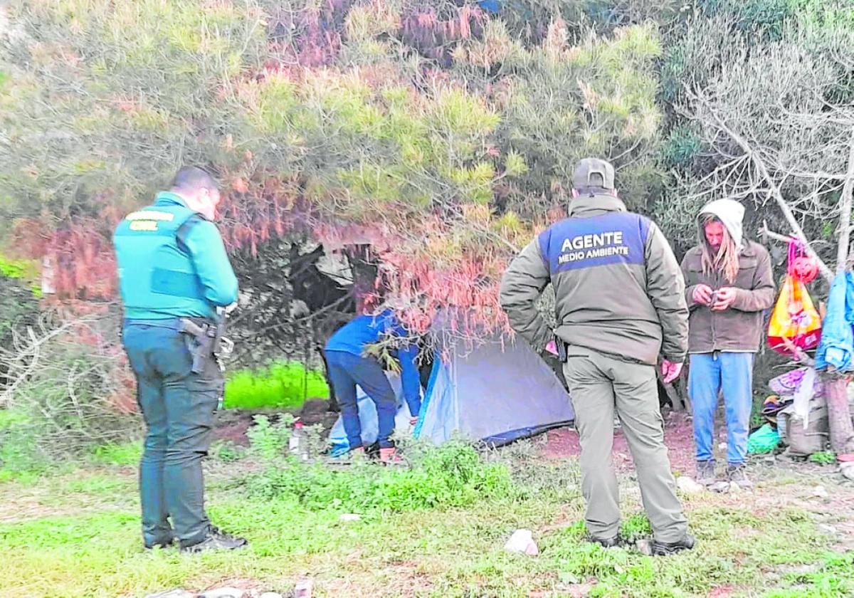 Zwei Verhaftete nach Entfernung von 100 Wohnmobilen und über 30 Zelten im Naturpark von Maro