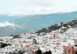 Cómpeta mit dem schneebeckten La Maroma am Montag.