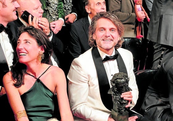 Salva Reina nach der Preisverleihung mit seiner Goya-Statue.