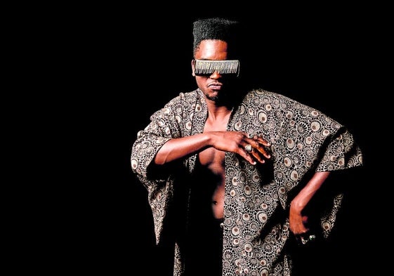 Cimafunk wird von seiner Band La Tribu begleitet.