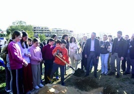 Schüler von der Schule Josefina Aldecoa waren aktiv an der Grundsteinlegung für den künftigen Stadtrandpark beteiligt.