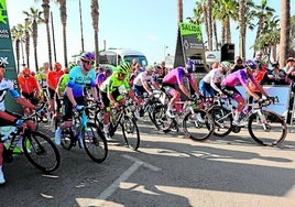 Die Radfahrer beim Start in der Avenida del Faro in Torrox Costa.